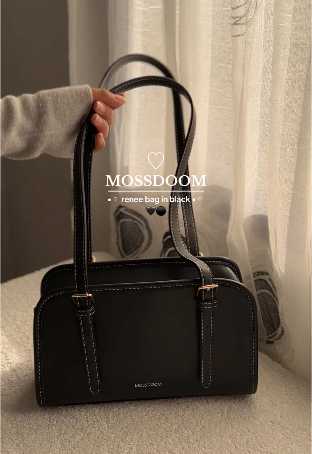 what’s in my black mossdoom bag…👀✨ #mossdoom #mossdoombag #reneebag #blackbag #mossdoomblackbag 