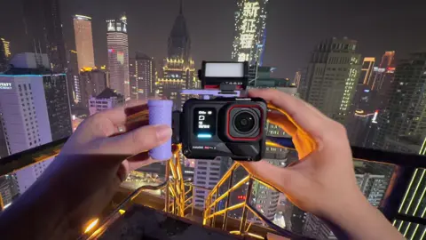 Kết hợp in 3D + ngắm qua màn hình eo, camera thể thao cũng có thể “chơi đêm” chất thế này sao!!! Chiếc máy ảnh nhỏ như Leica dành cho giới trẻ, với khả năng ngắm qua màn hình eo cực độc đáo. Máy: Insta360 AcePro2 In 3D: Chụp che sáng, tay cầm, nút chụp, đèn trợ sáng TTartisan #ChongqingBanĐêm #MànHìnhEoNgắmẢnh #AceProCameraThểThao #CảmGiácĐiệnẢnh #Cyberpunk  #phanphuquy 