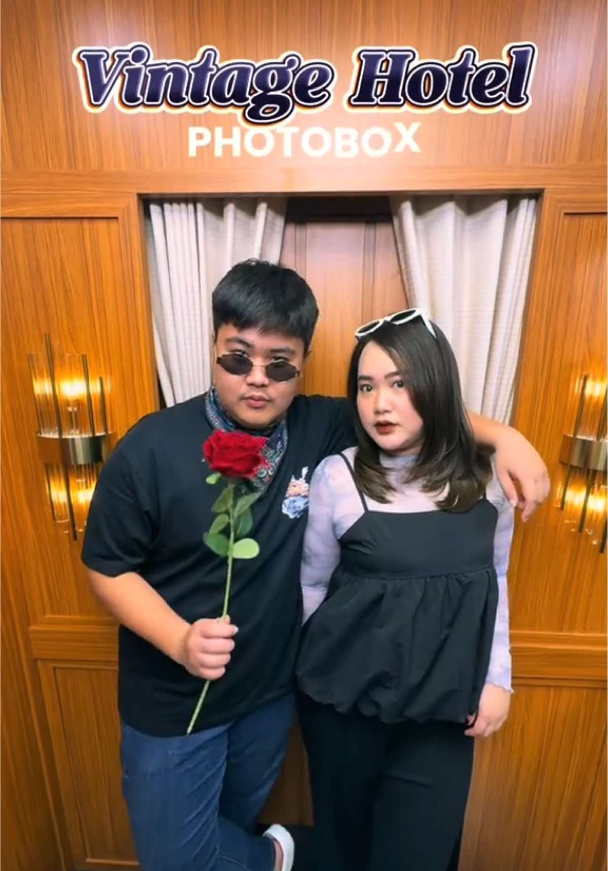 PERTAMA di Purwokerto,Photobox dengan konsep Vintage Hotel asli ini KEREN banggeett!!😍🤩🌹❤️✨ Dan cuma 35ribu aja (sudah dapet 2 strip foto & soft file) Trus disini kita bisa bikin keychain juga lucu bgt🥹❤️ Pokoknya recommended buat kalian yg suka poto2~ 📍Photo Lookup,Lt.3 Rita Supermall Purwokerto 📸Ada 4 Tema : Vintage Hotel,Elevator & Elevator Vintage,Photofilm #fyp #viral #infopurwokerto #photobox #purwokerto #purwokertohitz #ritasupermallpurwokerto 