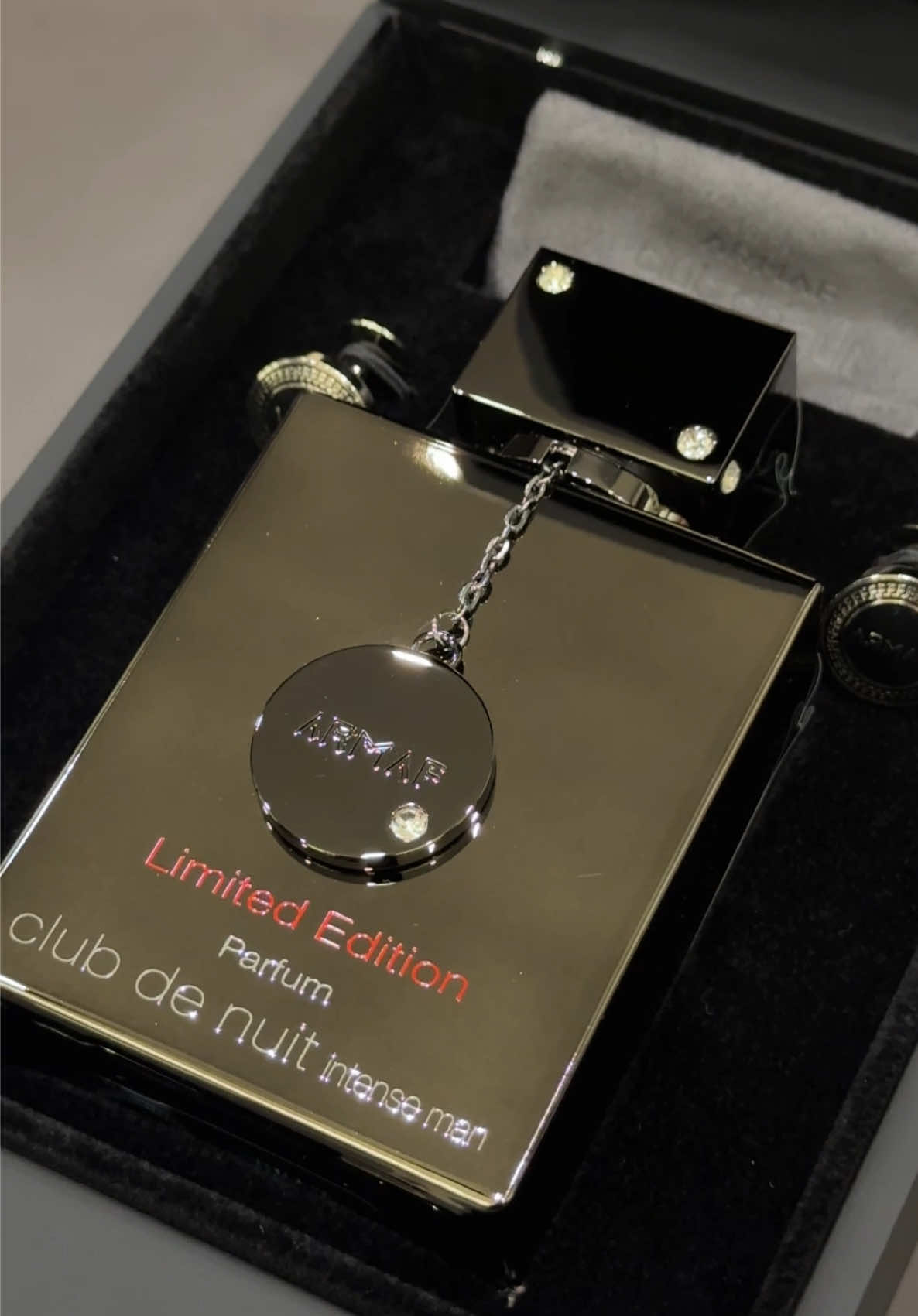 Club de Nuit Parfum Limited Editon - phiên bản giới hạn đầy lịch lãm và sang trọng. Cam chanh và tiêu đen mở đầu như cú bắt tay mạnh mẽ. Hoa hồng và hoa trắng ở giữa cân bằng lại một chút mềm mại. Cuối cùng kết thúc bằng nền hương gỗ, long diên hương và xạ hương đậm chất bí ẩn. #annora #annoravn #clubdenuit #limitededition #clubdenuitintenseman #unboxing #perfume #fragrance #perfumetiktok #asmr #fyp #review #beauty #nuochoa #nuochoachinhhang #nuochoanam #nuochoanu #nuochoaniche #xuhuongtiktok #viral 