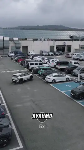 Robot parkir bertenaga AI ini bisa ngangkat mobil, muter 360°, dan masukin ke ruang sempit tanpa bantuan manusia! Sudah dipakai di Tiongkok dan cuma butuh waktu 2 menit. Efisien, presisi, dan ramah lingkungan—ini masa depan parkir! #robotparkir #teknologi #AI #futuretech #parkir #fyp #shorts #inovasi