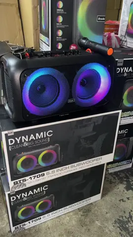 #BTS 1709 dual 6.5-inch speaker karaoke Bluetooth speaker, nilagyan ng wireless microphone, shoulder strap, maaaring gumamit ng Bluetooth, USB, TF card, FM, wired microphone input, support treble, bass, volume ng mikropono, pagsasaayos ng reverberation, mayroon ding maraming mga mode ng atmosphere lighting effect#Brodu 