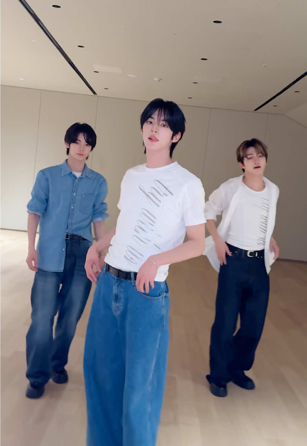 I can do this all day💫 #TWS #투어스 #247WithUs #HANJIN #한진 #DOHOON #도훈 #JIHOON #지훈 