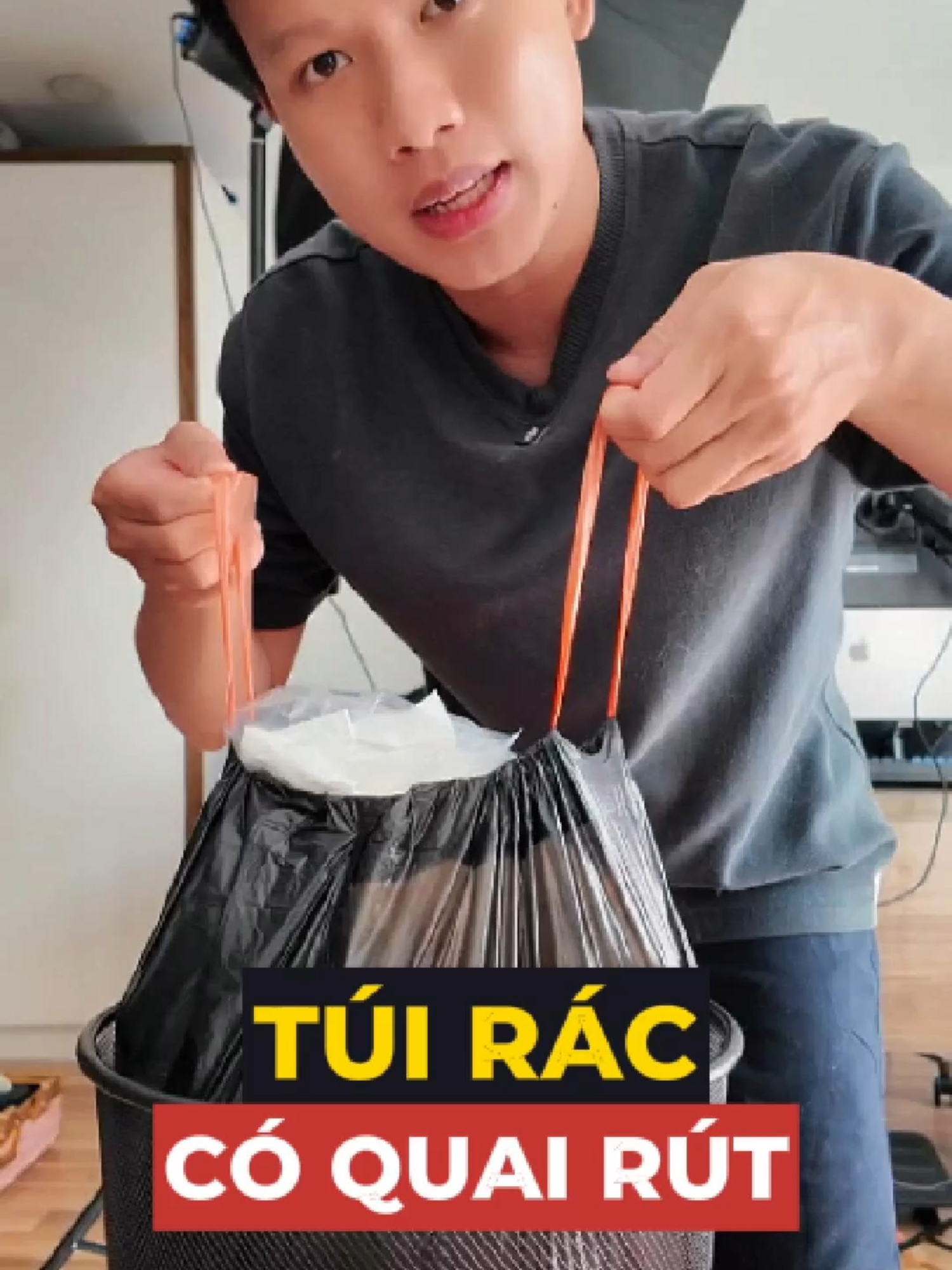 Đổ rác chưa bao giờ dễ vậy! Túi rác dây rút thần thánh bạn phải có 👇 👉 Kéo nhẹ, buộc nhanh, không lem nhem 👉 Chất nhựa siêu dai, không rách kể cả rác ướt 👉 Nhiều size cho mọi nhu cầu: gia đình, quán ăn, văn phòng... #tienmo #tiếnmò #tuiradayrut #tuiracquaixach