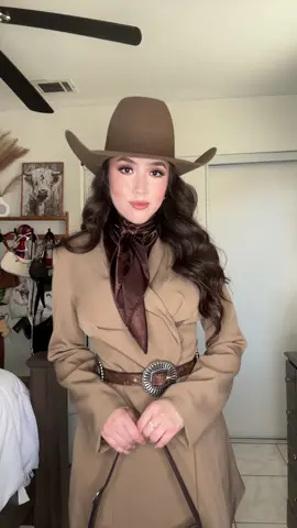 Blazer @prettylittlething  Wildrag @RodeoReadyRanchwear  Belt @BootBarn  Felt @Thetackroomhatworks  Purse @Coach  Boots @DanPostBootsCo  #western #westernstyle #westernfashion #westernfashion #outfitinspo #rodeo 