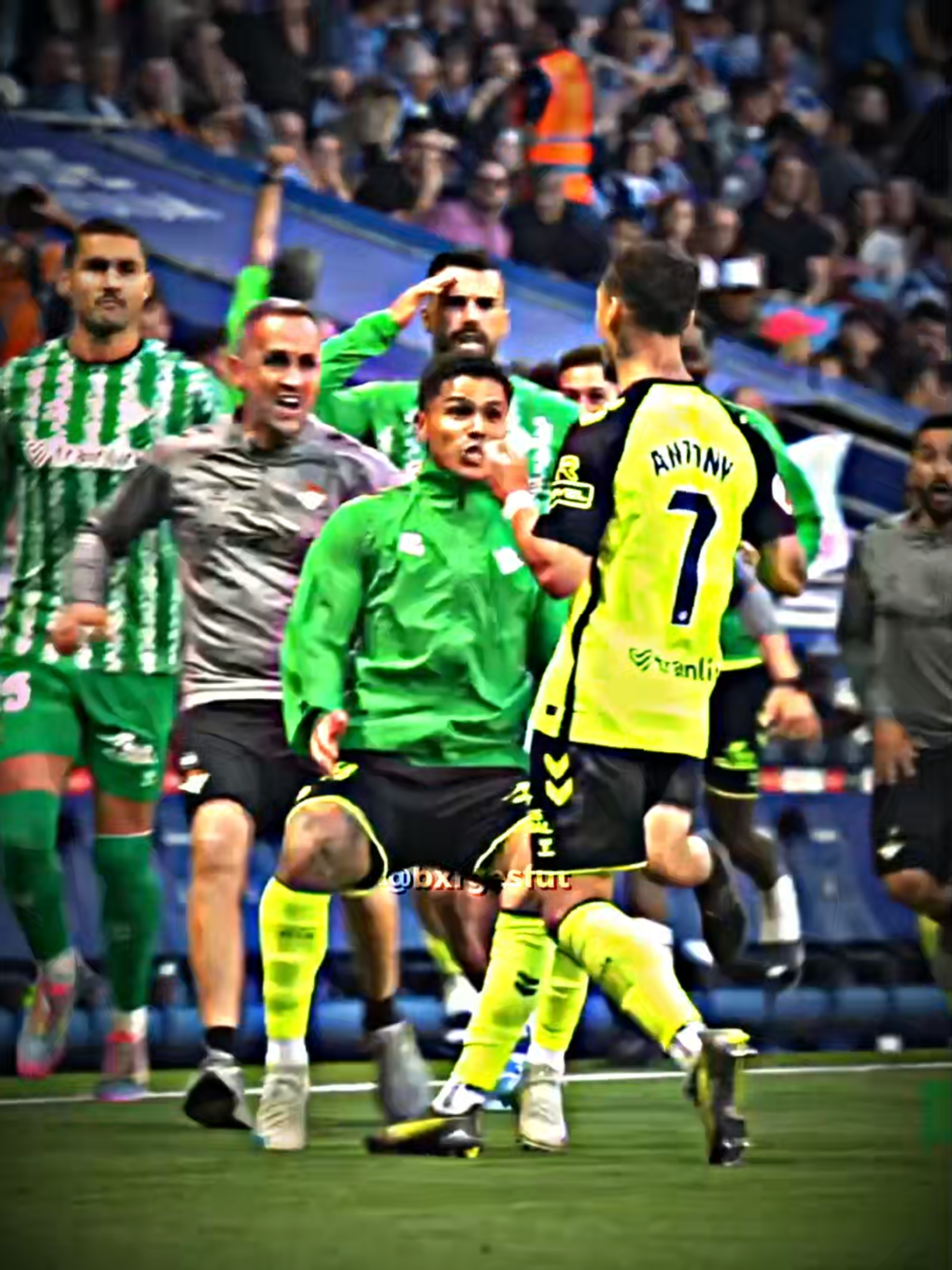 A reação do banco do Betis e a narração ABSURDA do gol de Antony: 