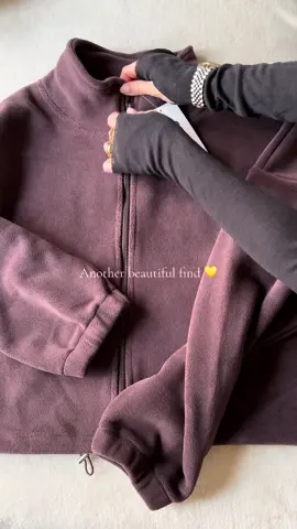 A new beautiful find in my collection ✨🤍 so soft and comfy with perfect details! Let’s go and yoga moment is ready #shoppingreview #unboxing #designerforless #yellowapp #haultok #clothes #shopping