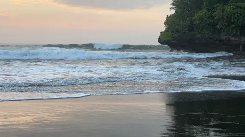 ombak yang damai🌊 #ombak #pantai #madasaribeach #batukarasbeach #pangandaran #foryoupage 