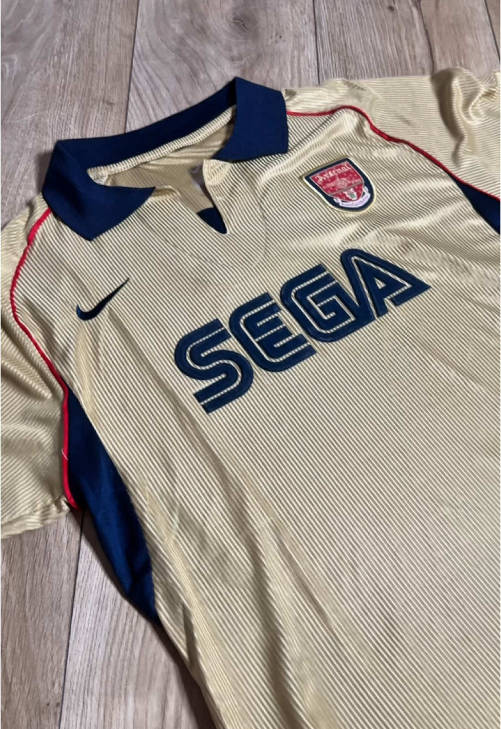 Футбольная ретро форма Арсенала 2001/02  Хочешь такую же крутую форму? Закажи через нас🔥  #footballtiktok #footballshirt #footballjersey #football #retro #vintage #styletips #fashion #arsenal #declanrice 