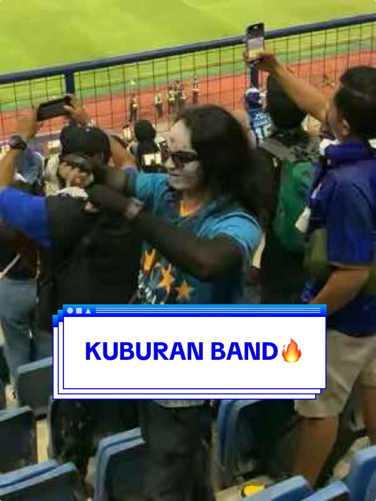 Nyanyi didepan Kuburan Band langsung😍 #kuburanband #persib #wewillstaybehindyou #persibvsbarito 