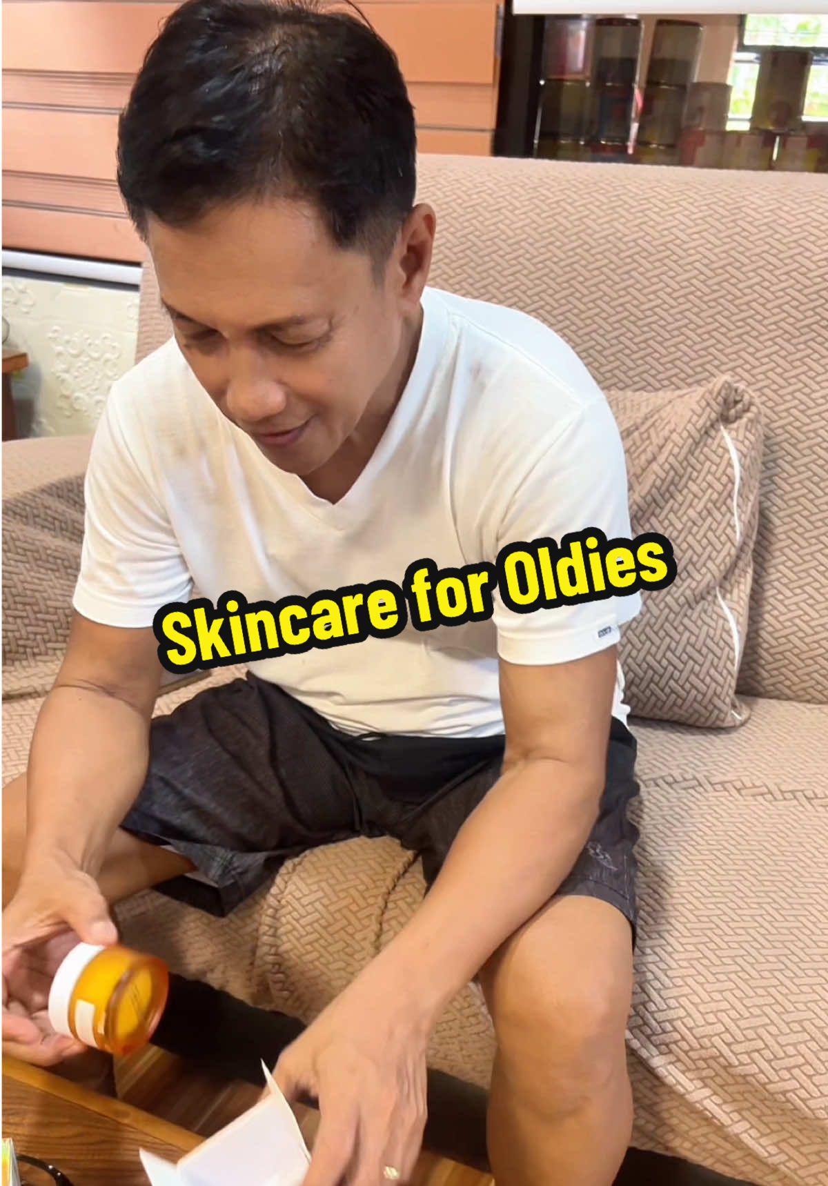 Look! 66 years old na ung father ko pero mukang bata ung itsura nia sa edad nia 🥰 eto po ung ginagamit nia😍 #retinol #retinolskincare #retinolserum #retinolcream 