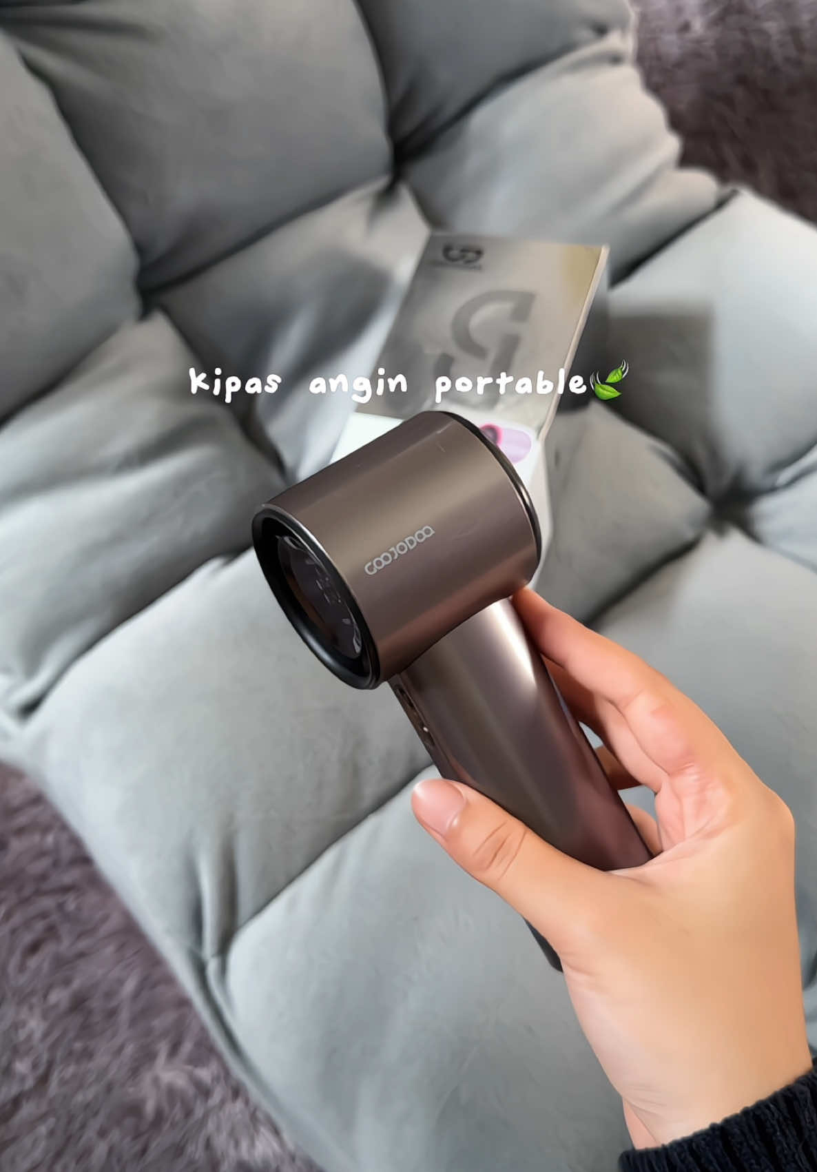 Rekomen bgt buat dibawa2 / dipake pas lagi diluar ruangan, anginnya ademm pwol😍❄️🫶🏻 #kipasanginportable #goojodoq 