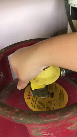 Jangan malu kalau masih tak pandai tukar kepala gas. Kalau tak ada org ajar, atau malu minta ajar, tengok saja video ni mcm mana saya buat. #fyp 