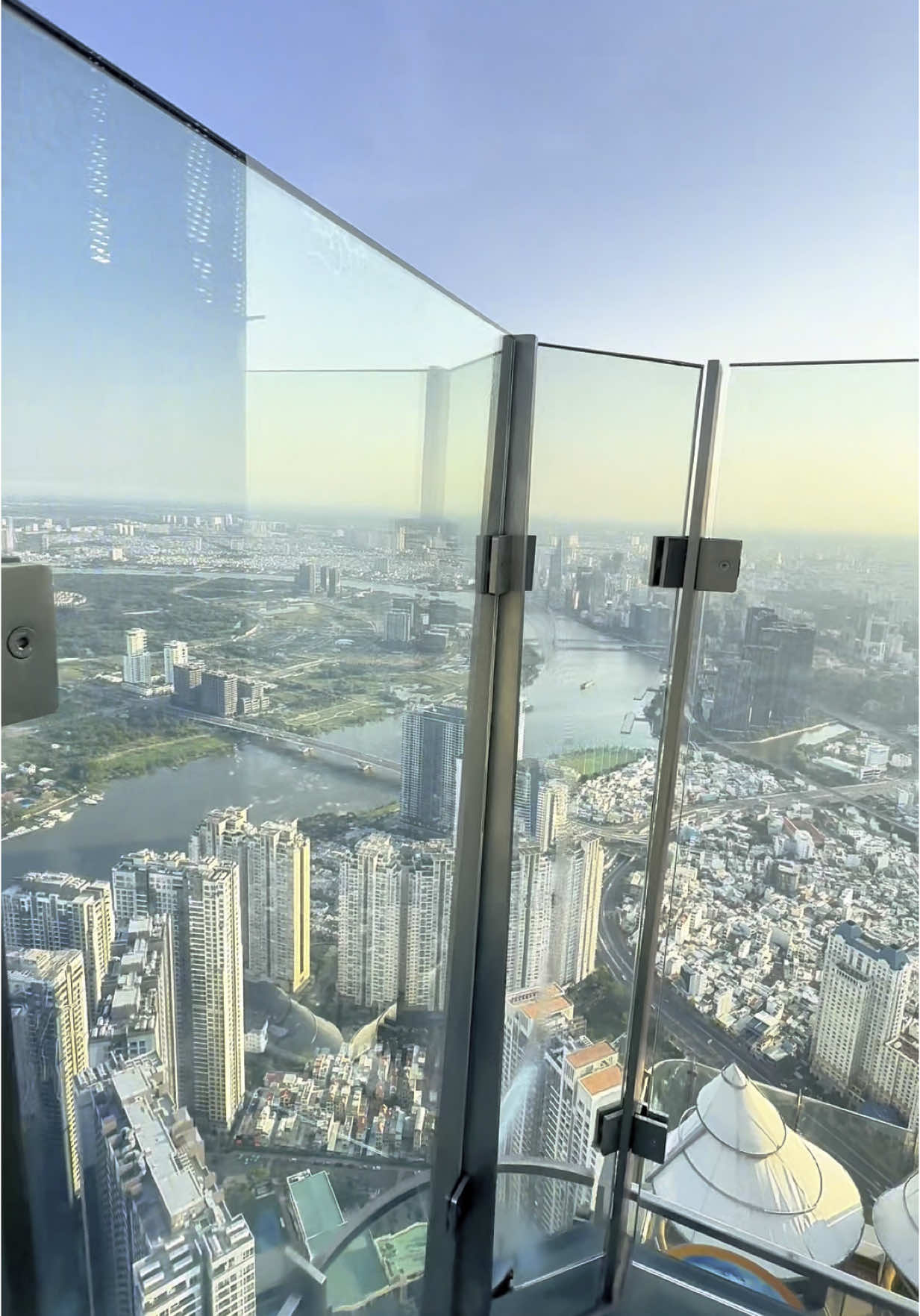 Cầu kính tại Landmark 81 #tramgiobinhyen #landmark81 #hochiminhcity #canhdep #chaobuoisang #vietnamtoiyeu #foryou 
