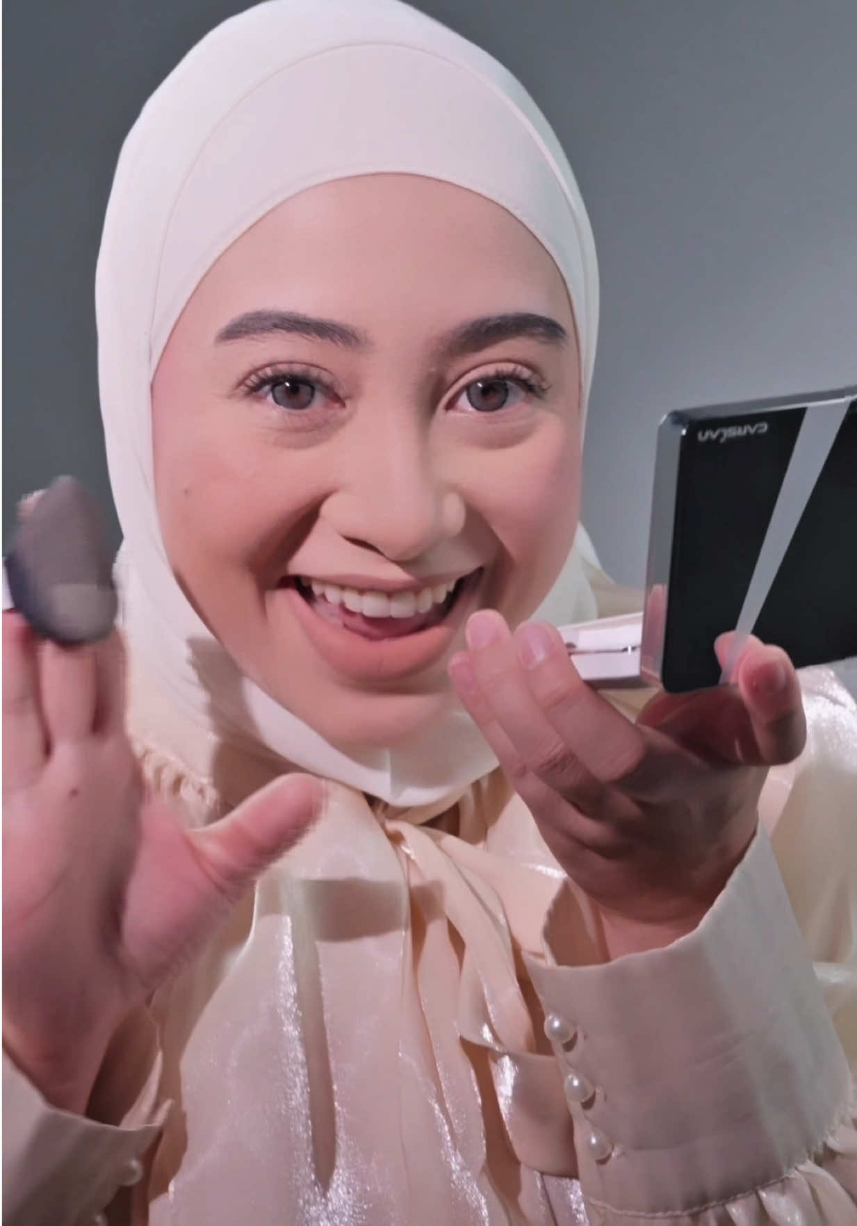 Reapply sunscreen tanpa rosakkan makeup! Function teruk weyh sunscreen powder ni lagi - lagi kalau pakai full face makeup boleh terus touch up dgn powder ni!! @Carslanmy  . #fyp #foryou #CARSLAN #carslanmy #carslanpowder #sunscreenpowder 