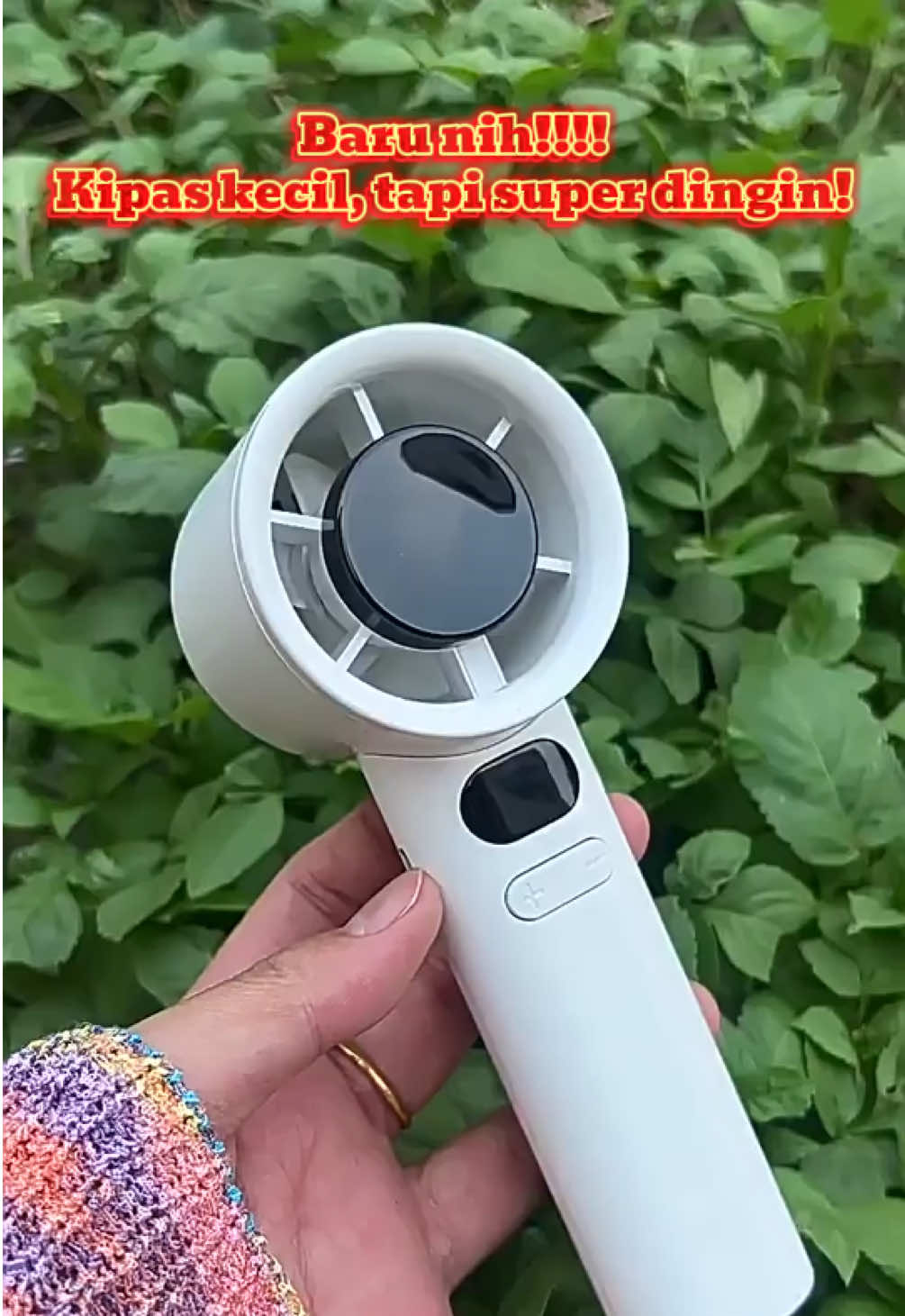 ❄️ Kipas Mini Canggih – Sensasi Dingin Seperti ES! ❄️ Inovasi terbaru dengan pendinginan semikonduktor & efek ganda 300% lebih dingin! 💨 120 tingkat kecepatan angin bisa disesuaikan sesuai kebutuhan 🔋 Baterai tahan lama untuk menemanimu seharian! 📈 Kecil, praktis, dan super powerful – cocok untuk aktivitas outdoor, olahraga, hingga di kantor! 🔥 Yuk, rasakan langsung sensasi dinginnya! #kipasminidingin #teknologisemikonduktor #gadgetcanggih 