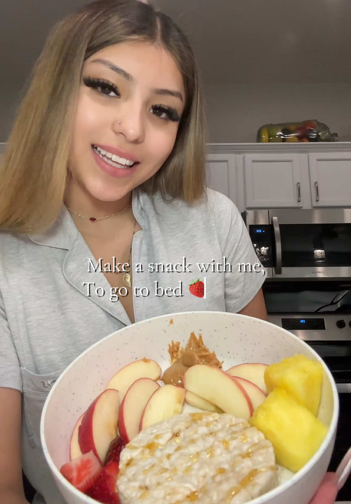 Want a late night snack but don’t wanna eat chips? I got you , goodnight my loves #fyp#foryoupage#zyxcba #sleep#fruit#snack#latenightfood#forthegirls #nightsnackathome