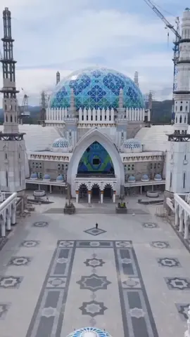 the biggest mosque in southeast Asia 