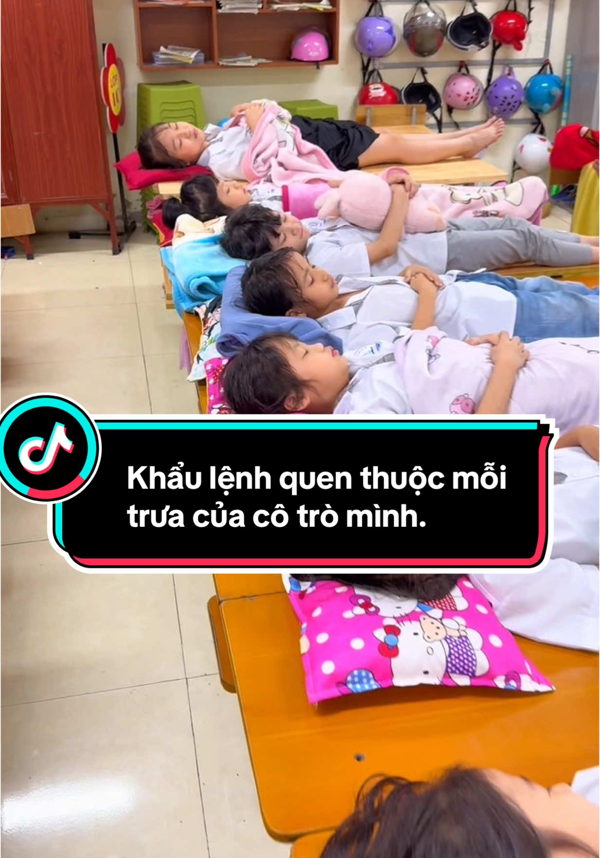 Đó là những khẩu lệnh quen thuộc mà mỗi trưa cô và trò cùng nhau đọc trước giờ ngủ. Tưởng chừng chỉ là vài lời nhắc nhỏ, nhưng lại là cách để các con học cách nề nếp, tự lập và yêu sự tĩnh lặng. Nhìn các con nằm ngoan ngoãn, chìm dần vào giấc ngủ trưa bình yên… lòng cô thấy nhẹ nhàng đến lạ. Yêu những phút giây như thế – nơi lớp học hóa thành chiếc tổ nhỏ, nuôi dưỡng tâm hồn các thiên thần lớp 1. #GiờNgủTrưaLớp1 #NhậtKýCôGiáo #KhẩuLệnhThânQuen #lớnlêntừngngày #fyb 