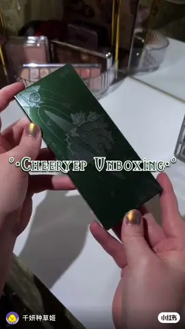 [ORD] Bảng mắt Cheeryep – Thiên nhũ màu 08 Giá: 350k – Full phí (chưa bao gồm phí ship từ kho về tận nhà bạn) Cọc 70% – huỷ đơn mất 15% giá trị cọc ✨ Tone màu 08 thiên về nhũ lung linh, dễ phối sáng – tối 🎨 Chất phấn mịn, bám da tốt – không bay phấn 💖 Hộp thiết kế sang, có gương – tiện mang đi #bangmat #cheeryep #cheeryep08 #makeupmat #gomord #orderhangtrung #lingord