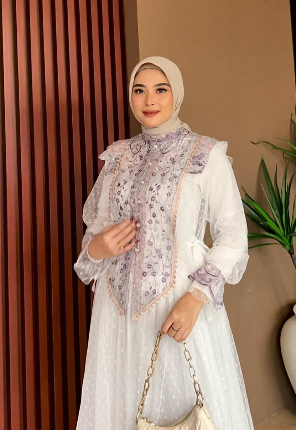 Ready nih bund Setrok Dan set Gamis Outer Brukat Premium Series putih jangan lupa chek keranjang kuning dan live aku yah bunda #setrok #setgamis #setrokviral #dres #bridesmaids #iduladha #seriesputih #gamisputih 