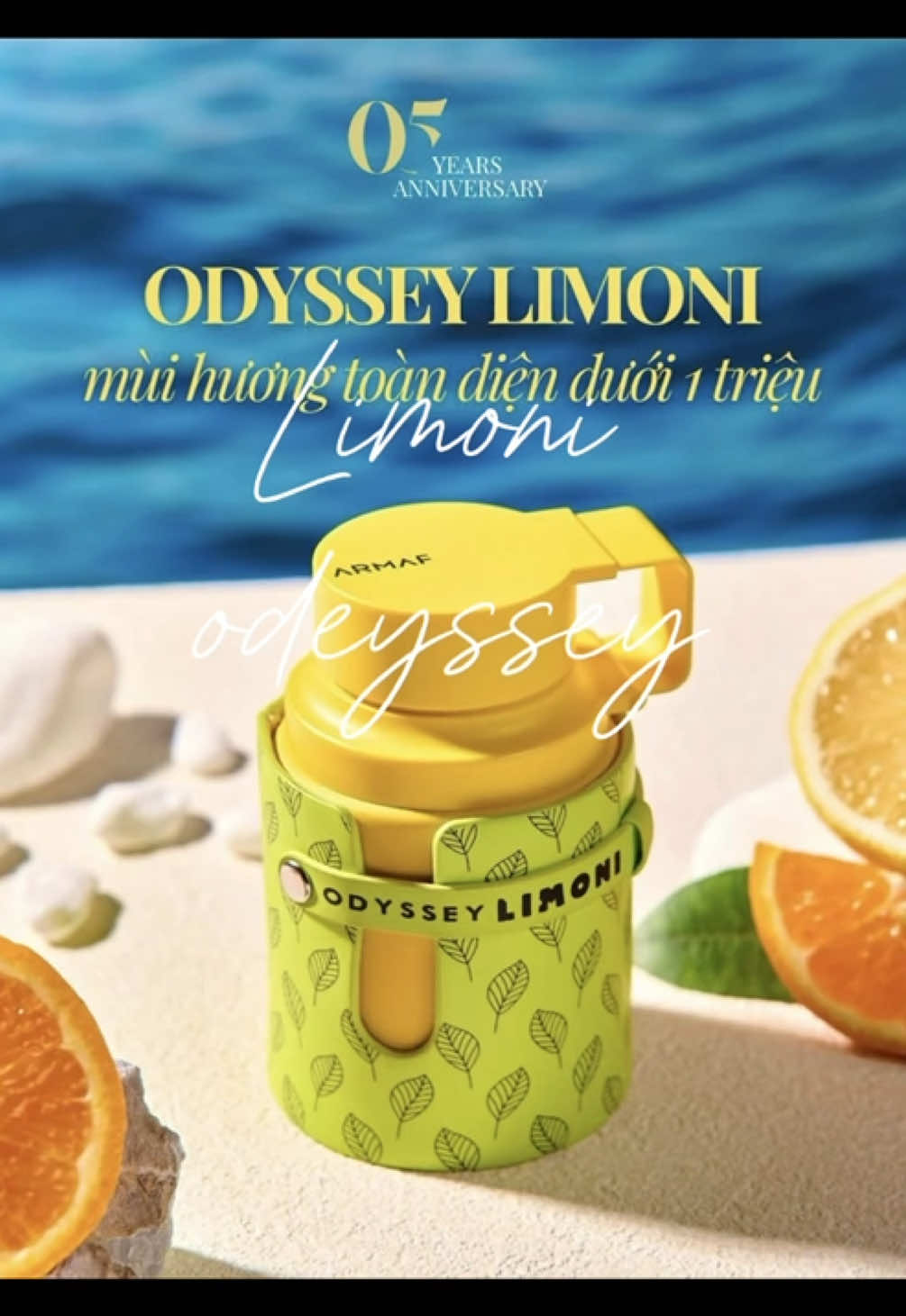 Limoni Odeyssey – Hành trình đánh thức mọi giác quan Có những hương thơm không chỉ để ngửi, mà là để cảm nhận — bằng cả trái tim và những rung động tinh tế nhất. Limoni Odeyssey của nhà Amaf là một trong những hương thơm như thế: nhẹ nhàng như gió đầu mùa, tươi mới như giọt sương ban mai, và tinh tế như ánh nhìn đầu tiên giữa hai người lạ chạm nhau nơi phố thị. Ngay từ khoảnh khắc đầu tiên, Limoni Odeyssey mở ra một khúc dạo đầu bừng sáng với hương chanh vàng Địa Trung Hải — không quá gắt, không quá ngọt, chỉ vừa đủ để đánh thức từng giác quan như ánh nắng khẽ chạm vào làn da. Rồi từ từ, lớp hương giữa dịu dàng vén màn với hoa cam trắng và lá bạc hà, như thể bạn đang bước giữa khu vườn mùa hạ thanh khiết, nơi mỗi bước đi là một câu chuyện thì thầm. Cuối cùng, Limoni Odeyssey khép lại bằng một nốt hương trầm ấm từ gỗ tuyết tùng và xạ hương trắng — như cái ôm nhẹ cuối ngày, giữ lại dư vị của một hành trình ngát hương và đầy cảm xúc. Limoni Odeyssey không dành cho những ai muốn gây ấn tượng ồn ào. Nó dành cho người hiểu được sức hút của sự lặng thầm, của vẻ đẹp tinh tế nằm trong từng chi tiết nhỏ. Một lựa chọn hoàn hảo cho những ai yêu sự tự nhiên, thanh lịch nhưng vẫn muốn để lại dấu ấn khó quên. Amaf Limoni Odeyssey – Không phải là mùi hương, mà là cảm xúc. #nuochoa #nuochoamuahe #amaf #limoni #nuochoaunisex 