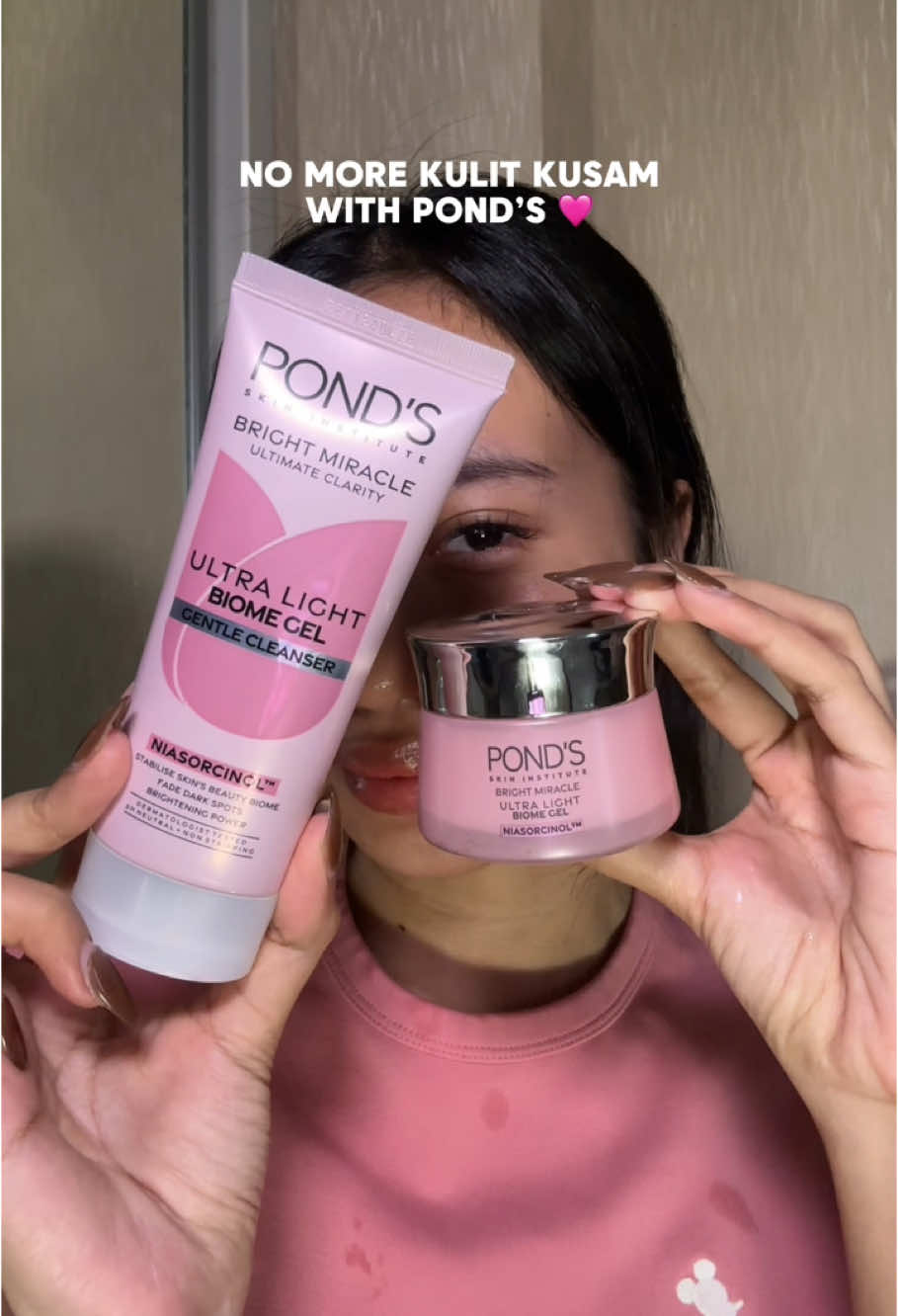 Pakai skincare tetep kusam?  Sekarang udah ngga, karena aku pakai gel cleanser dan juga moisturizer dari Ponds Bright miracle Ultra light yang ada kandungan Niasorcinol aman buat kulit sensitif🥰 Sekarang kulit lebih cerah dan terhidrasi, kalian mau juga skincare dari ponds? Jangan lupa checkout di keranjang kuning✨ #PondsIndonesia #PondsSkinInstitute #PONDSBiomeTok #PondsBrightMiracle #probioticskincare #GlowingSkin #StressRelief 
