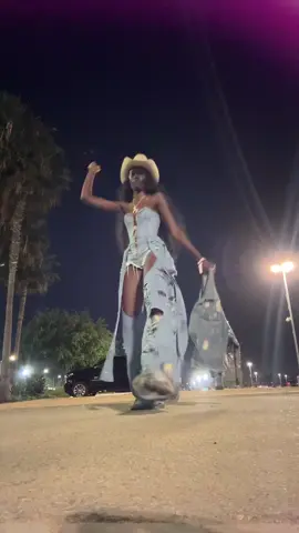 The biggest the largest 🐝@yusra 🐝 @Christopher OHara5  #cowboycarter #cowboy #cowgirl #sofistadium #cowboycarterbeyonce #beyhive #queen #beyonce #outfit #outfits #Denim #denimondenim #denimonde#the #biggest #the #largest 