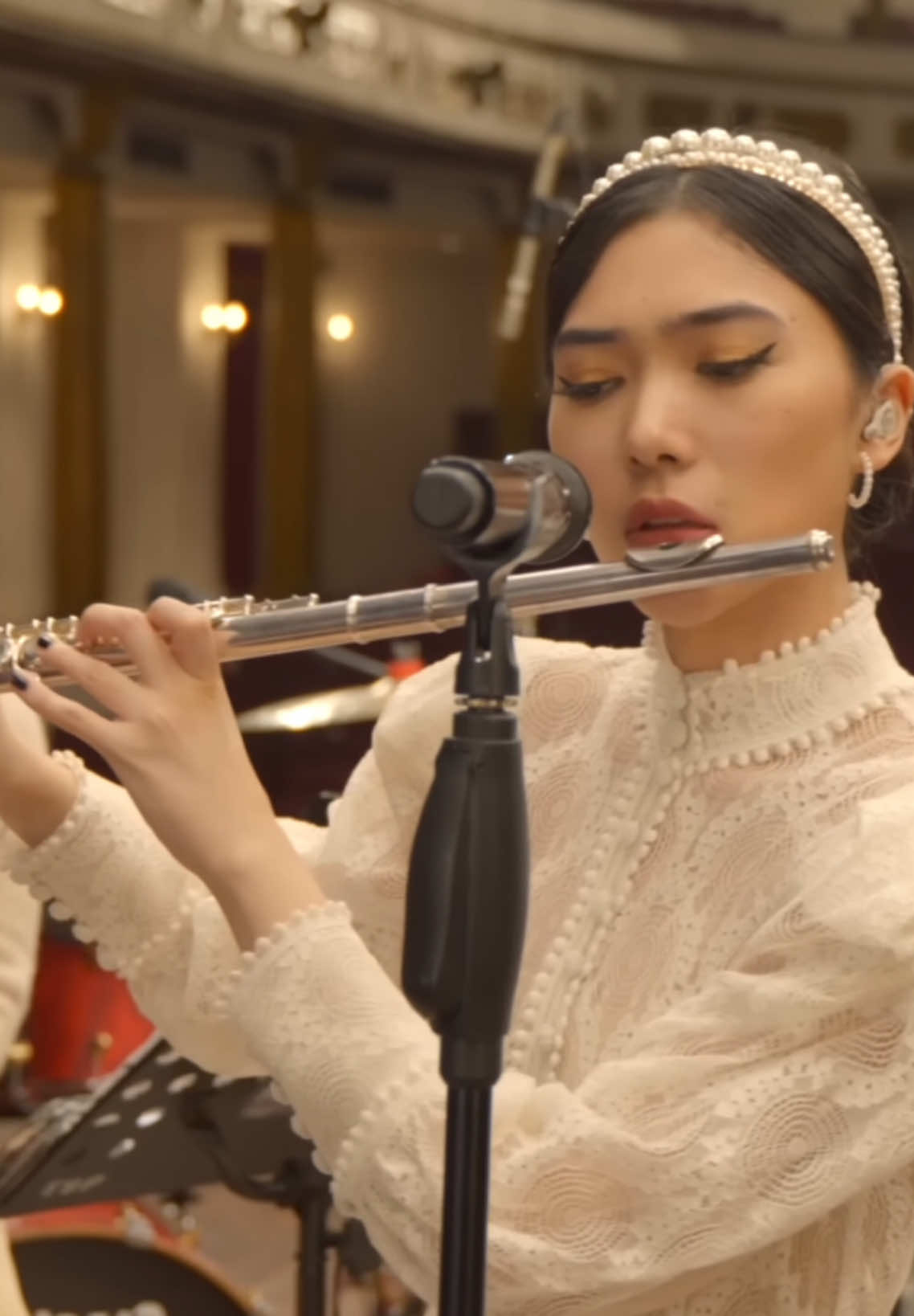 Replying to @rumahku  The multitalented one ❤️ Full vid: YouTube Isyana Sarasvati #IsyanaSarasvati #lexicoustic #Lexicon #UntukHatiYangTerluka 