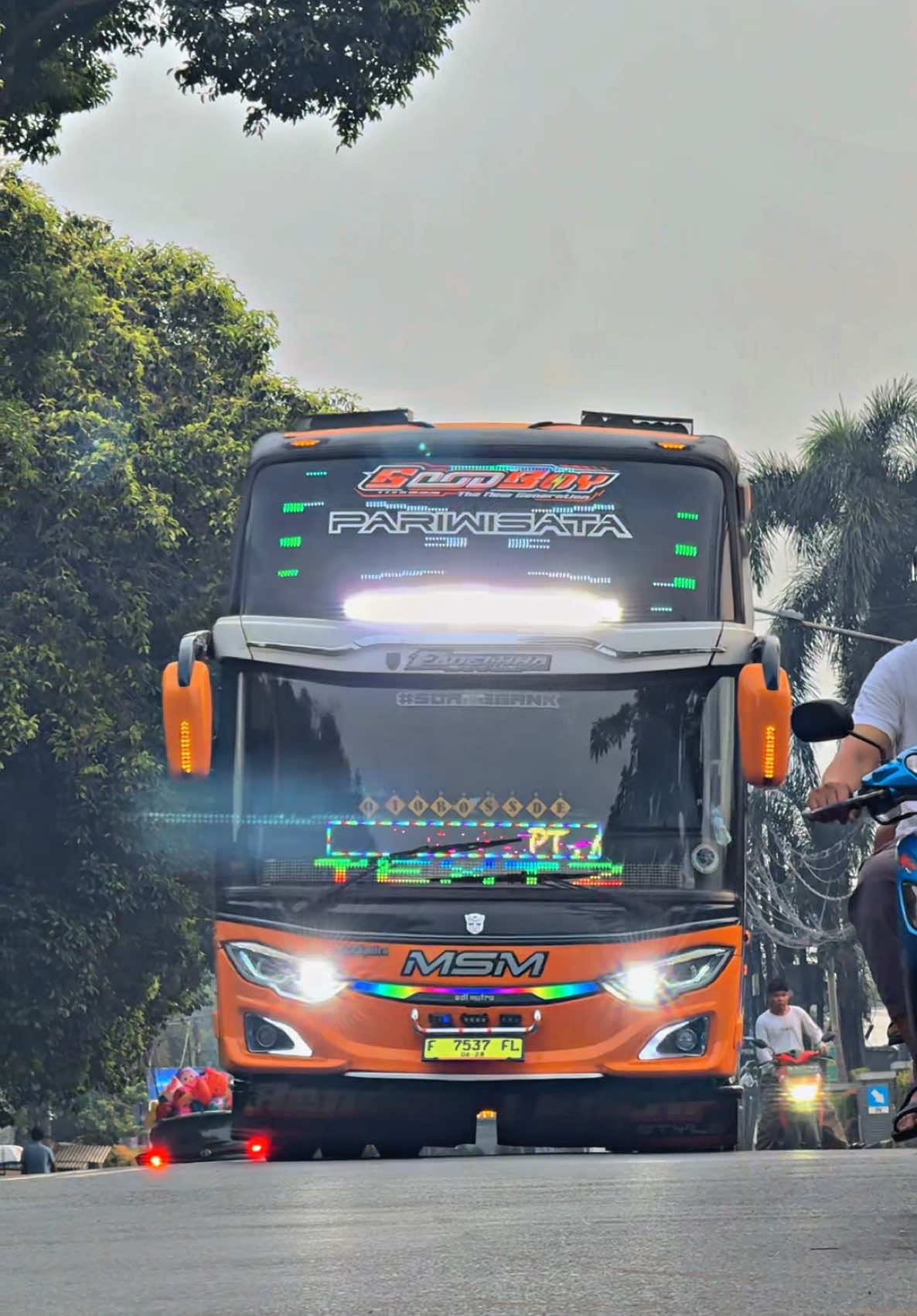 daripada ngoyod, mending cari spot🙈 @Yandi @official.Goodboy012 #basuri#jetbus3 