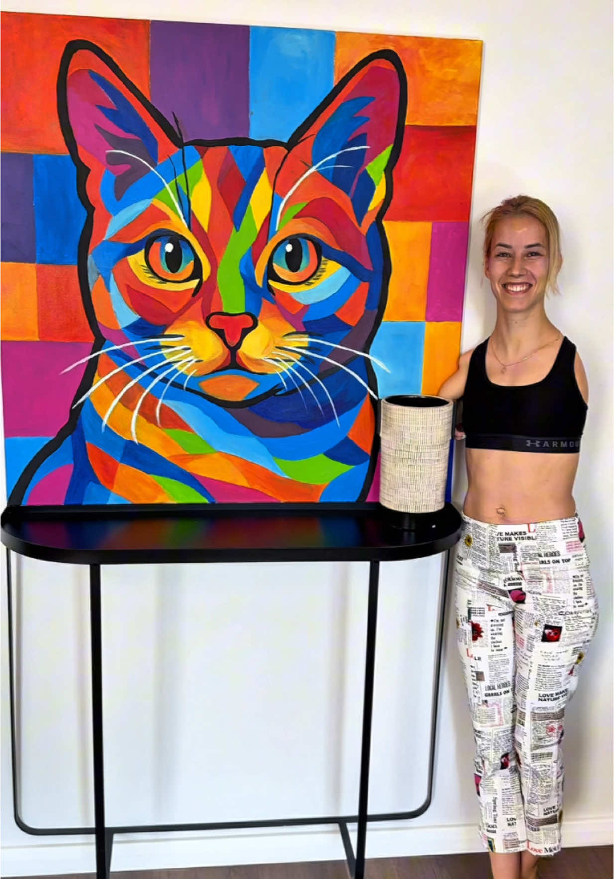 Ovo je novi rad “Maca” koji sam naslikala u Temišvaru. Dimenzije: 100x100cm Tehnika: Akril Imala sam priliku da budem na prelepom balkonu @hoteltimisoara i da se 3 dana posvetim slikanju.  Sliku nisam još potpisala jer je ostalo još nekoliko detalja ali sam ponosna što sam slikala po 6 sati na dan. Hvala ljudima koji su učinili da se osećmo ovde kao kod kuće! Vidimo se ponovo! 🥰 #art #mom #artist #acrylic #footartist #vdmfk #disability #disabilities #artwork #Love #graduatedartist #romania #timișoara #timisoara #temisvar 