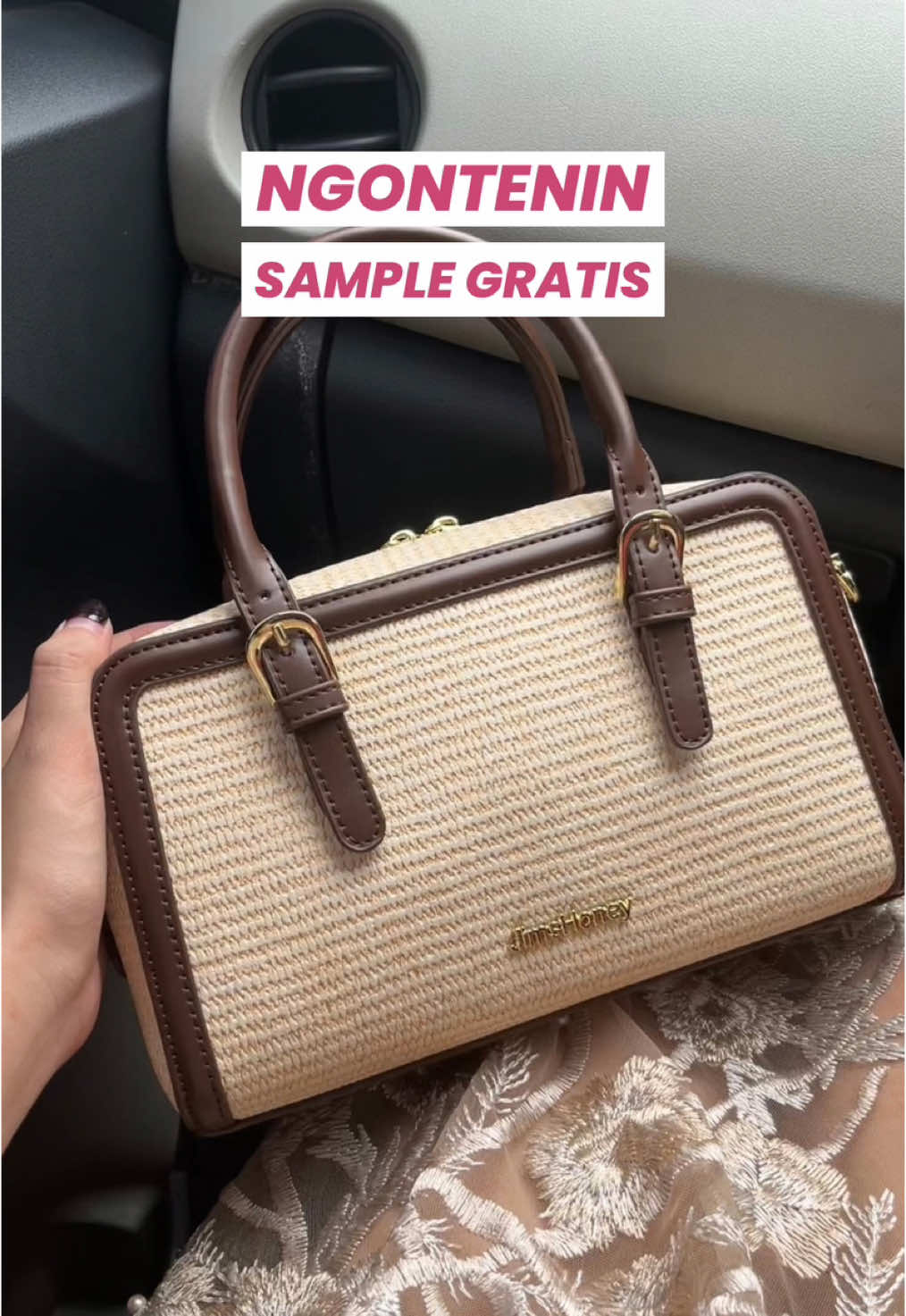 Dapet sample gratis dari Jims Honey  terus langsung di kontenin🤭 Ada yang mau sample gratis?🙌🏻  #JimsHoney #taswanita #tasjimshoney #taslokal #tasselempang #rekomendasitas #samplegratis #samplegratistiktok #affiliate #affiliatetiktok #affiliatepemula 