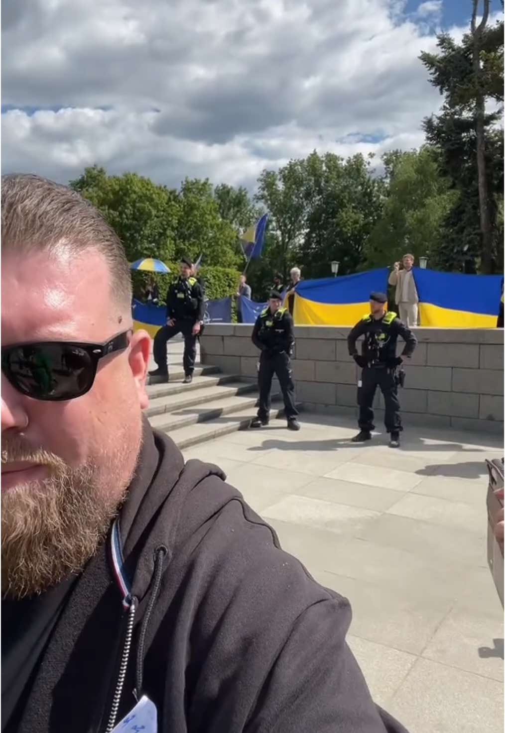 Provokationen in Berlin, Tag des Sieges 09.05.25 Weitere TikTok Accounts: @𝗣𝗔𝗕𝗟𝗢𝗞🇷🇺  @PABLOK  @𝗣𝗔𝗕𝗟𝗢𝗞  Telegram: pablok_ru YouTube: pablok_ru #деньпобеды #berlin #паблок #берлин #news #9mai 