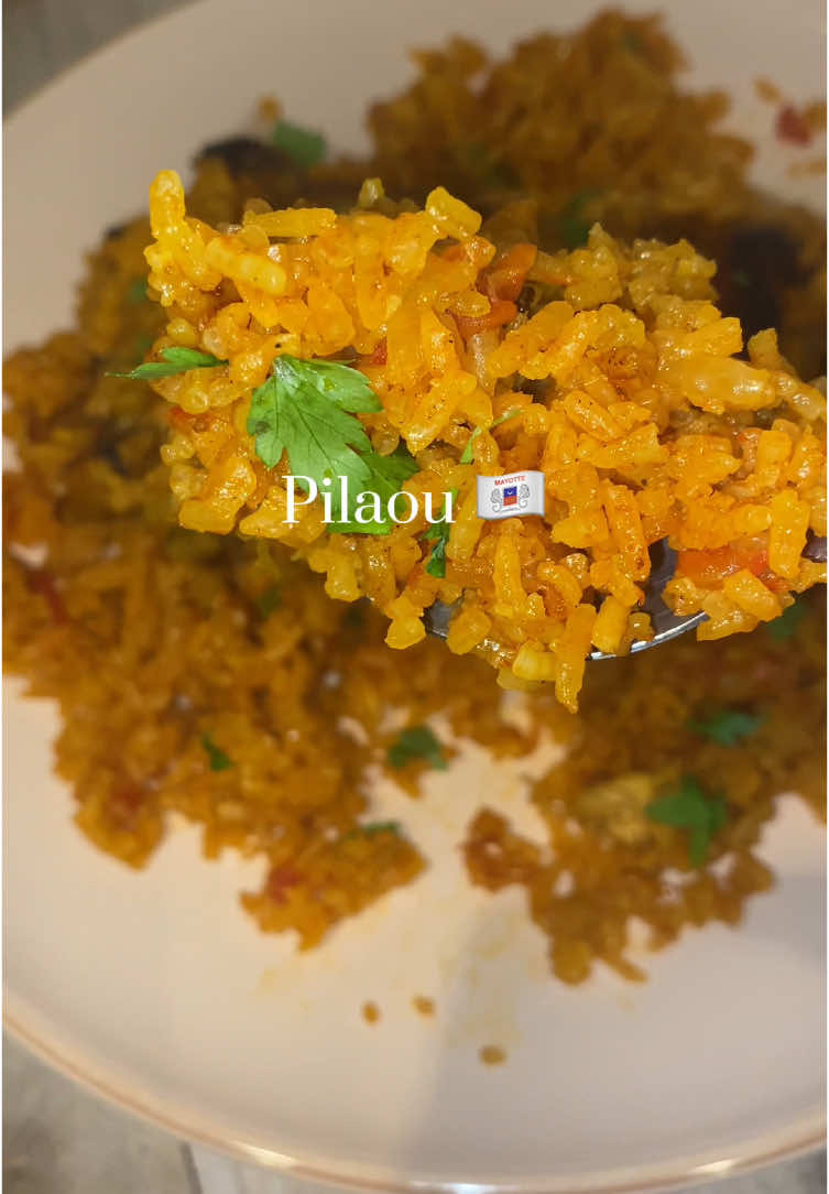 Pilaou poulet 🇾🇹🍗 Pour la sauce: -votre poulet déjà cuit  -1 oignon 🧅  -2 gousse d’ail -1 CAC de: garam masala, poivre, curcuma, paprika -2 CAC de cardamome  -1/2 CAC de gingembre en poudre -sel au goût  -1 feuille de laurier  -1 CAS de double concentré de tomates  -1 boîte de tomates pelées et concentré  -2 boites d’eau (celle des tomates pelées) Pour la cuisson du riz: -+/- 400gr de riz -1 CAC de cardamome  -2 clous de girofle -3 CAS de beurre ghee  Ajustez le liquide comme sur la vidéo et n’en ajoutez pas trop. Si le riz n’est pas assez cuit, laissez le cuire a couvert, il cuira grâce à la vapeur 🫶🏽 #pilaou #pilao #mayotte #ideerecette #cooking #Recipe #FoodTok #foodies 