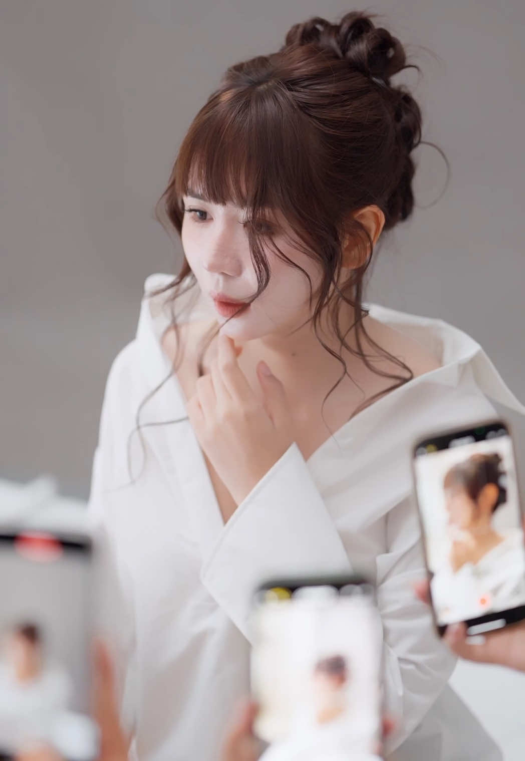 ♥️ [Behind the scenes] Mọi khoảnh khắc đẹp đều bắt đầu từ sự chuẩn bị chỉn chu. Chúng mình tin rằng: Mỗi người phụ nữ đều xứng đáng lưu giữ vẻ đẹp của riêng mình theo cách tự nhiên và toả sáng nhất. 👑 #flystarstudio #chupanhhalong #beauty #lookbook #behindthescenes 