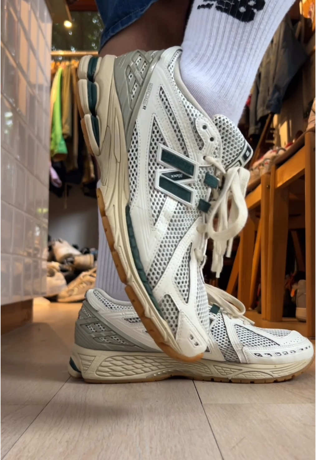 New Balance 1906R size 44 , 10us , ยาว 28 cm #shoesshine44 คู่นี้สภาพสวยสมบูรณ์ สี Minimal แต่งตัวแมชต์ง่าย Upper  ภายนอกสะอาดดูดี ไม่มีขาด มีร่องรอยใช้งานทั่วไป  ซอฟเดิมๆใส่กับยีนส์ขึ้นมากๆ  พื้นเต็มๆ ใช้งานได้อีกยาวๆ ทำความสะอาดแล้วพร้อมใช้งาน ✅รับประกันของแท้100%✅ ราคา 2,150 บาท (จัดส่ง 60 บาท) ติดตามที่เพจ SHOES SHINE ig: shoes.shine.shop #รองเท้ามือสองของแท้สภาพดี #รองเท้ามือสอง #รองเท้าคัดเกรด #รองเท้าแฟชัน #รองเท้าผ้าใบ #รองเท้ามือสองของแท้  #รองเท้าแบรนด์เนมมือสอง  #รองเท้าnike #รองเท้าadidas #รองเท้าหนัง #รองเท้าวิ่ง #รองเท้าsale #รองเท้าแฟชั่นผู้หญิง  #รองเท้าvans #รองเท้า #converse  #รองเท้าแฟชั่น #รองเท้าพร้อมส่ง #รองเท้า #รองเท้าส้นเตี้ย #รองเท้ามือสองสมุทรปราการ #ตลาดสังกะสี #ตลาดสังกะสีเทพารักษ์ 