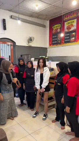 diajari langsung sm ownerny @𝐂𝐇𝐄𝐋𝐋𝐎𝐖𝐑𝐞𝐚𝐥💋 #fypシ゚viral🖤tiktok #jombangkuliner #ichacelow #jombangutarabrantas #seblakviral #jombang24jam #gedruk 