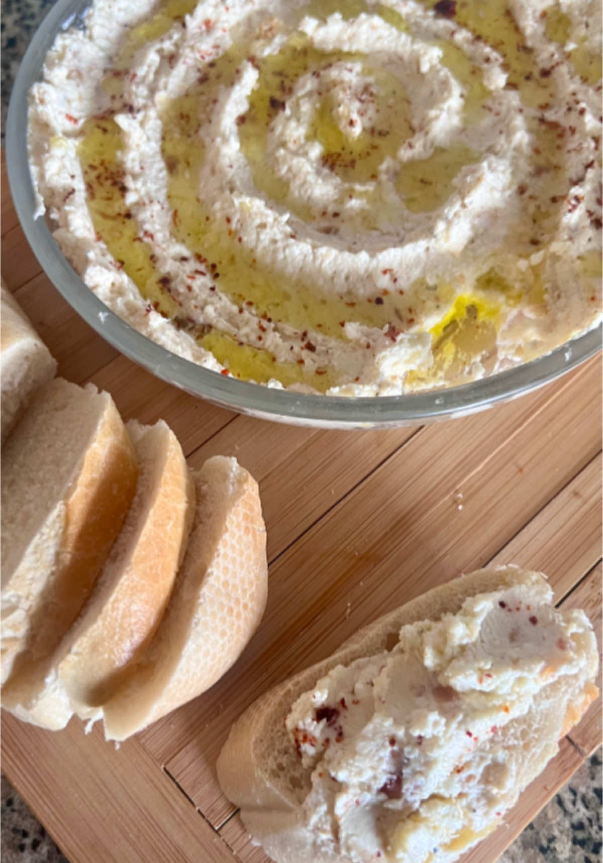 Knoblauch-Käsecreme Zutaten: 6-8 (je nach Größe) Knoblauchzehe 1 TL Sesam 50ml Olivenöl 100g Feta 100g Doppelrahm Frischkäse Salz, Pfeffer, Paprika, Chili Flocken Zubereitung: Knoblauch etwas klein schneiden mit dem Sesam und Öl im Airfryer oder im Backofen goldbraun rösten. Anschließen abkühlen lassen, nur vom Öl ca. 3 TL zur Seite stellen und den Rest mit dem Frischkäse und dem Feta gut vermengen. Dabei mit einer Gabel den Feta und den Knoblauch schön zerkleinern. Salz, Pfeffer und Paprika zugeben und umrühren. Zum Schluss mit dem restlichen Öl und etwas Chili Flocken anrichten.  Als Dip zu Gemüsesticks, zu gegrilltem Fleisch oder einfach als Brotaufstrich servieren und genießen.  #knoblauchkäse #dip #feta #frischkäse #knoblauch #rezept #fyp #ekmenscakeandmore #ekmen #sarmisaklipeynir #sarimsakli 