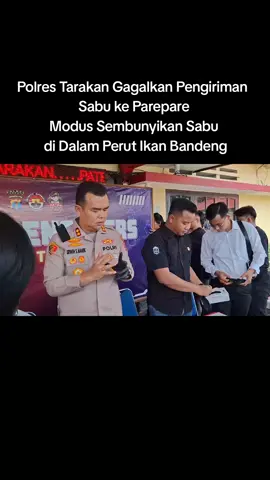 3,2 Kg Sabu Digagalkan ke Parepare, Modus Pelaku Sembunyikan BB di Dalam Perut Ikan Bandeng KALTARAUPDATE.COM - Kapolres Tarakan melaksanakan rilis pers pengungkapan narkotika jenis sabu seberat 3,2 kilogram atau sekitar 3.237,2 gram  dengan modus menyembunyikan di dalam perut ikan, Sabtu (10/5/2025). Total sebanyak 3.237,2 gram alias 3,2 kilogram narkotika jenis sabu diamankan personel Satresnarkoba Polres Tarakan pada  Rabu tanggal 30 April 2025 sekira pukul 17.00 WITA. Dikatakan Kapolres Tarakan, AKBP Erwin S. Manik dalam rilis persnya siang tadi didampingi Kasat Resnarkoba Polres Tarakan, AKP Yudhit Dwi Prasetyo, pengungkapan narkotika jenis sabu ini lokasi TKP ada di Pelabuhan Malundung Kota Tarakan. Kegiatan rilis pers dihadiri juga  Ketua FKUB Tarakan, tokoh agama NU dan juga tokoh pemuda dari KNPI Tarakan. Dalam kasus ini dikayakan Kapolres Tarakan, AKBP Erwin S. Manik, satu orang diamankan dan ditetapkan tersangka inisial AL usia 45 tahun. Tersangka saat ini bekerja sebagai petani. Kronologinya, pada Rabu tanggal 30 April 2025 sekira pukul 17.00 WITA,  Tim Opsnal Satresnarkoba Polres Tarakan mendapatkan informasi di pelabuhan bahwa ada 2 box ikan yang dititipkan dari seorang yang tidak dikenal untuk di kirim ke Parepare melalui KM Bukit Siguntang. Di dalam box ikan diduga di dalamnya terdapat narkotika jenis sabu-sabu. 