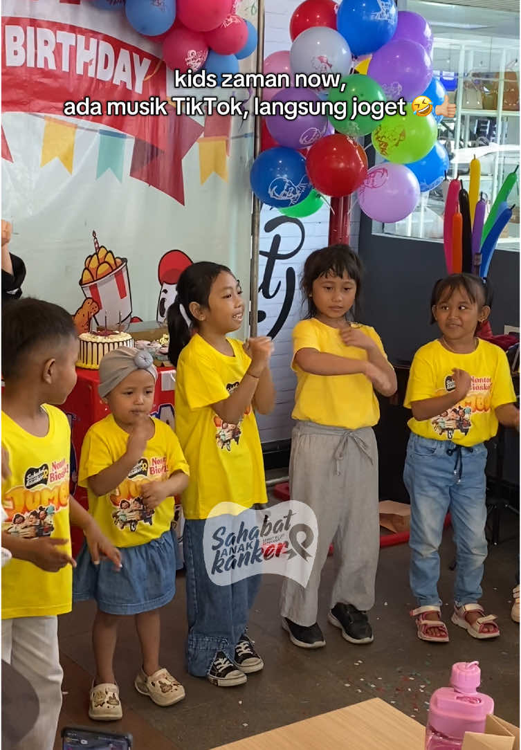 Siapa yang demam stecu stecu seperti adik-adik jagoan? 😆  Yang paling heboh jogetnya, dapat hadiah lho?!🥳 hihi seru banget rangkaian acara setelah nobar film Jumbo kemarin, adik-adik jagoan juga banyak yang belum move on nih. Daripada galau, yuk kita stecu stecu duluuu^^ #fyp #fypage #fypchallenge #foryou #dance  #dancetutorial #tutorialdance #danceviral #dancechallenge #stecu #stecuvelocity #stecustecu