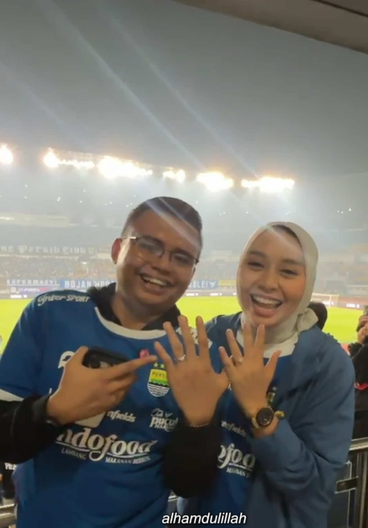 Saat jadwal PERSIB tanding bentrok dengan jadwal bersama Bu Wabup, pasti muncul letupan perdebatan kecil. Bahkan selayaknya suporter pada umumnya, ketika saya bilang “PERSIB dulu baru kamu”, beliau protes dan mengatakan “terus nikah nunggu persib menang dulu juga?”. Sontak saya jawab “jelas! PERSIB meunang aing kawin”.  Dan akhirnya tadi malam saya buktikan!  Hatur nuhun PERSIB untuk gol di detik terakhirnya, di tengah riang gembira perayaan kemenangan, saya melamar seorang wanita pujaan hati dengan rasa bahagia yang sempurna. Alhamdulillah Bu Wabup juga mulai malam tadi sudah menyatakan dirinya mecintai PERSIB, kedepan tidak akan ada lagi perdebatan kecil dikarenakan kami berdua pasti kompak menonton pertandingan. Inilah sedikit kisah kami ditengah kisah yang besar dalam sebuah kebahagiaan seluruh warga Jawa Barat dalam merayakan kemenangan PERSIB. #Persib #MaulaAkbarMulyadiPutra #KangDediMulyadi #KDM #JawaBaratIstimewa 