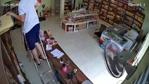 Lúc nguy hiểm e vẫn là ng đỡ anh “ ko sao ko sao có em rồi” Thế mà a từng nói e hết yêu a rồi đấy 😂😂😂 #BùiThảoMinimart 