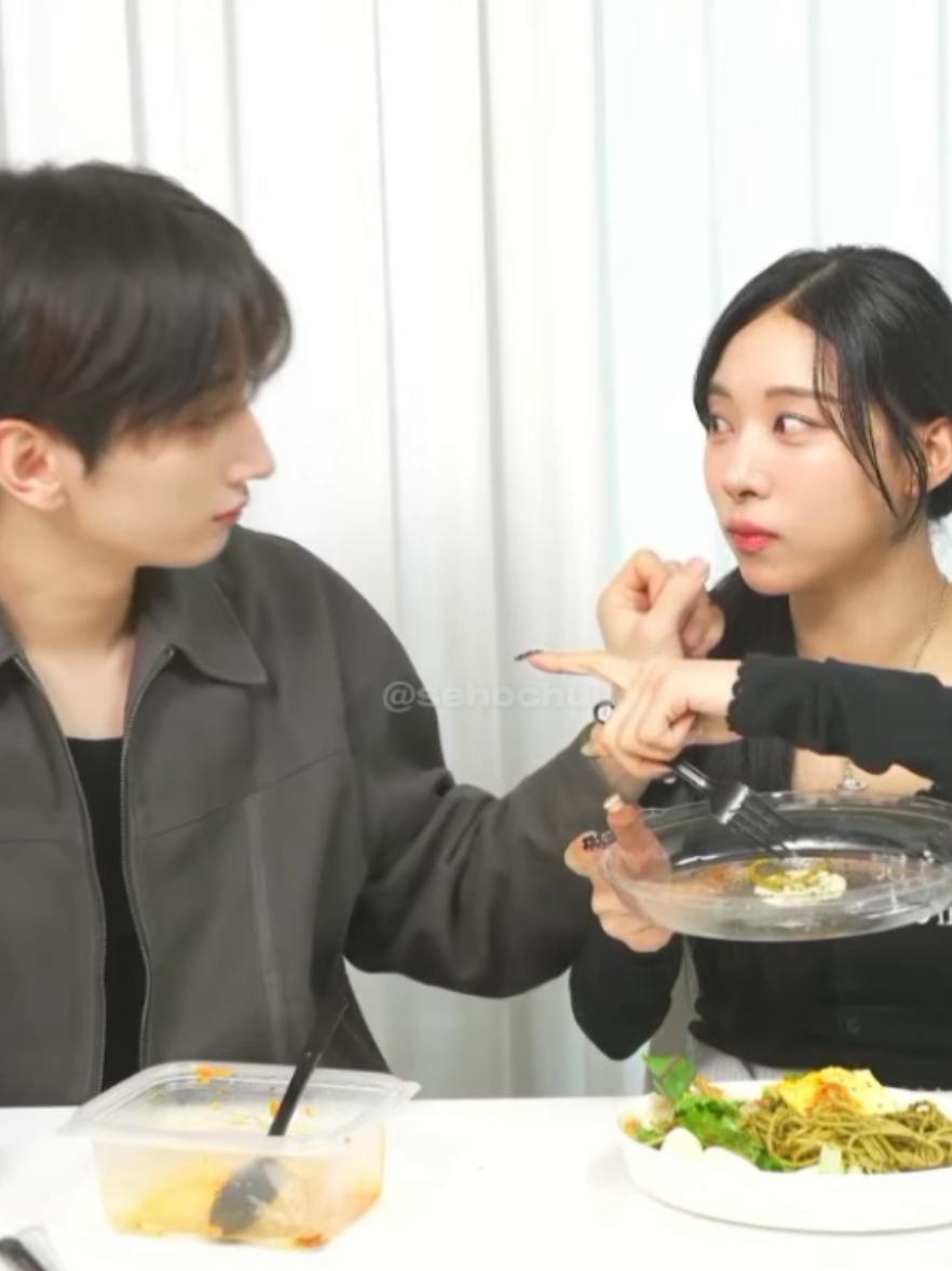 @H2 Day THEY'RE SO SWEET🤭❤️ . . . . . . . #h2_day #h2 #sejiho #HoSe #SeJi #seyoung #jiho #cutecouple #jihoartbeat #seyoungartbeat #artbeat #haseyoung #4u #fyp #koreancouple #couple #abproject #ab #hwangjiho #couplegoals