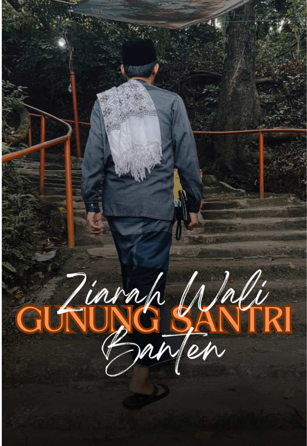 Puncak Gunung Santri menjadi tempat pemakaman ulama penyebar islam di Banten pada abad ke-15. Diantaranya Syekh Muhammad Sholeh, Syekh Maulana Malik Israil dan Syekh Maulana Muhammad Ali Akbar.  Syekh Muhammad Sholeh merupakan murid Sunan Ampel dan sahabat Sunan Gunung Djati Cirebon. Beliau menetap di Gunung Santri setelah bertemu dengan Maulana Hasanuddin untuk melanjutkan dakwah di Banten. #gunungsantri #Banten #ziarah #ziarahBanten #ziarahwali #ziarahwalisongo