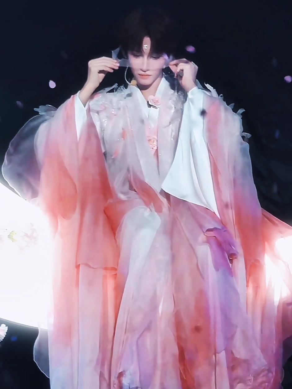 Hoa tiên Lưu Vũ hạ phàm tại concert Vũ Trụ Thi Nhân trạm Thâm Quyến【Người qua đường rung động với Hoa tiên như thế nào?】 - Aaaa cậu ấy thật sự mang khí chất thần tiên, lại còn sạch sẽ đẹp trai nữa! - Là người ngoài vòng fan mà tôi vẫn cảm nhận được vibe đỉnh nóc này! - Lưu Vũ à, cậu cứ như vậy nữa là tôi thành fan đó nha! - Cổ phong nhất định phải là Lưu Vũ! - Đẹp đến nghẹt thở luôn đó chị em! Tôi đây, một người qua đường cũng phải nín thở vì quá đẹp! - Đi ngang qua thôi (nhìn trái nhìn phải) mà phải hít một hơi thật sâu (lau miệng, mãn nguyện rời đi) - Một người con trai thôi mà sao lại có thể đẹp đến mức này chứ!? - Trời ơi tôi là người ngoài vòng fan mà cũng bị choáng luôn, cái quái gì vậy trời, đẹp quá mức rồi! Lần đầu thấy một buổi diễn như thế này, muốn nhảy hố quá! - Dù tôi không phải fan, nhưng thật sự là quá đẹp quá đẹp luôn! - Dù tôi không còn đu idol nữa, nhưng tôi phải công nhận là nhan sắc này làm tôi xiêu lòng thật rồi! - Thật sự là quá đẹp! Mà quan trọng là không hề nữ tính!! Làm cho ai nấy cũng phải trầm trồ! - Tuyệt quá… Ước mơ hồi nhỏ của tôi, cậu ấy đã thay tôi thực hiện rồi… - Thần tiên trong truyện giờ thành người thật rồi! - Thật sự là bị đẹp đến phát khóc tại hiện trường, tôi không đùa đâu! - Mặc dù không biết cậu ấy, nhưng phải nói tạo hình này thật sự rất độc đáo, sân khấu cũng rất đỉnh, ý tưởng này là của ai vậy? Quá giỏi luôn, tôi chưa từng thấy sân khấu như thế này trong Cbiz. - Lướt douyin toàn gặp thần tiên - Giờ thì hiểu tại sao lúc ở music fes, Lưu Vũ vừa bước ra là fan dưới sân giơ điện thoại lên quay lia lịa. Còn tôi ngồi ngoài màn hình nhưng cũng chụp lại màn hình quá trời. ____ Trộm vía chiếc video toi up bên douyin tương tác khá cao nên người ta lướt trúng cũng nhiều, không wow thì cũng đẹp quá đẹp quá😍 #LưuVũ #liuyu #lvf824 #刘宇 