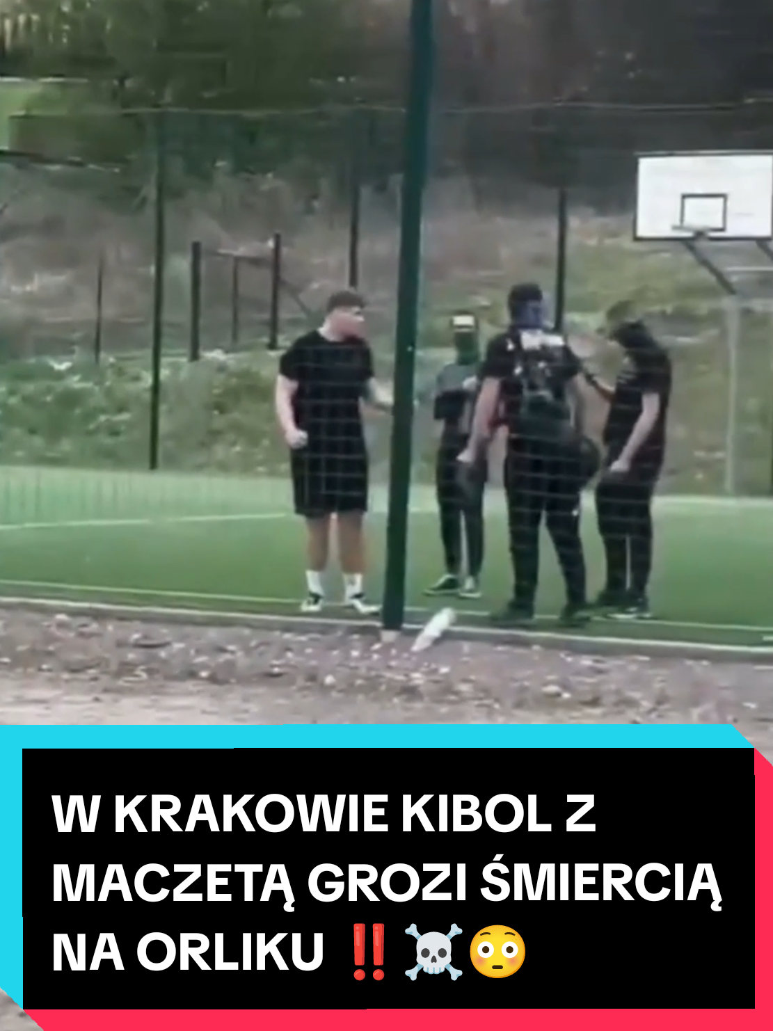 W KRAKOWIE KIBOL Z MACZETĄ GROZI ŚMIERCIĄ NA ORLIKU ‼️😳 Co za patologia. Nie zważając na to, czy to kibic Wisły Kraków, czy nie, to chore. 