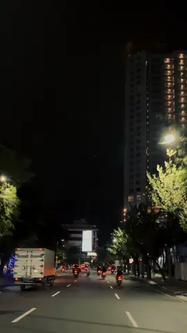 strolling arround the city #citylights #surabaya 