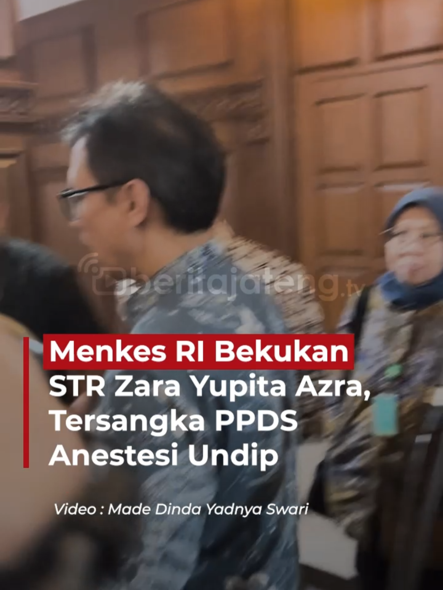 Kasus perundungan dokter Program Pendidikan Dokter Spesialis (PPDS) prodi anestesi Fakultas Kedokteran Universitas Diponegoro (FK Undip) yang menewaskan ARL mencuat kembali pasca salah satu tersangka dinyatakan lulus ujian kompetensi. Merespons itu, Menteri Kesehatan (Menkes) RI Budi Gunadi Sadikin memastikan Surat Tanda Registrasi (STR) lulus sertifikat kompetensi milik salah satu tersangka perundungan yang menewaskan ARL, yakni dr. Zara Yupita Azra, masih dibekukan. Budi menyatakan, status pembekuan masih berlaku selama proses hukum masih berjalan.  #infoviral #infoterbaru #infoterupdate #informasi #infofakta #infofakta #beritajateng #beritanasional #beritaindonesia #beritafakta #viralkan #viralbanget #viralindonesia #fyp #trending #viralvideo #viral #jawatengah #kotasemarang #solo #semarangviral #jawatengah #infokejadiansemarang