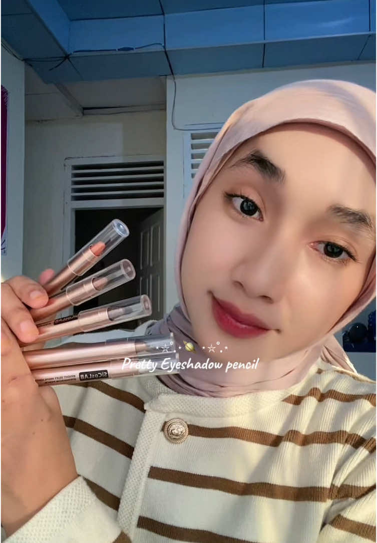 So pretty 💓🤏🏻 , semenjak ada @SiCosLAB.id pake eyeshadow lebih praktis dan bisa dibawa kemana-mana , warnanya juga cakep-cakep semua , luvv🥹💓 #sicoslab #sicoslabeyeshadow #eyeshadow #eyeshadowpencil #eyeshadowlook #eyeshadowhacks #prettygirls #review #belilokal #fypage #fyppppppppppppppppppppppp #fypシ゚ 