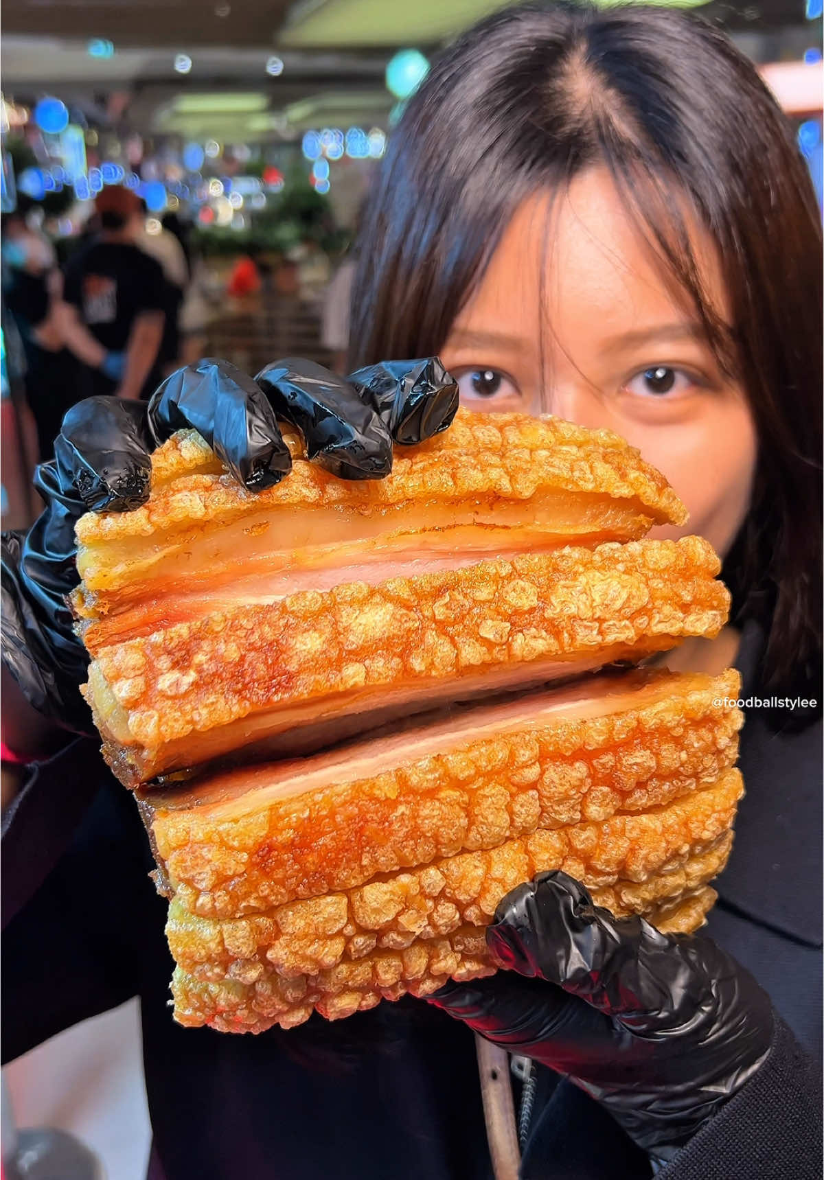 ไม่เคยเจอหมูกรอบร้านไหนอร่อยขนาดนี้ เพราะที่ร้านนี้คือหมูกรอบเบคอนที่หอมมาก ตอนนี้เค้ามาที่พารากอนแล้ว นี่ไปกินมาสองวันติดเพราะโดนหมูกรอบร้านนี้ตก 🥓🐷📍ETOBin ชั้น G สยามพารากอน #TikTokพากิน #foodballstylee #ปักหมุดร้านอร่อย 